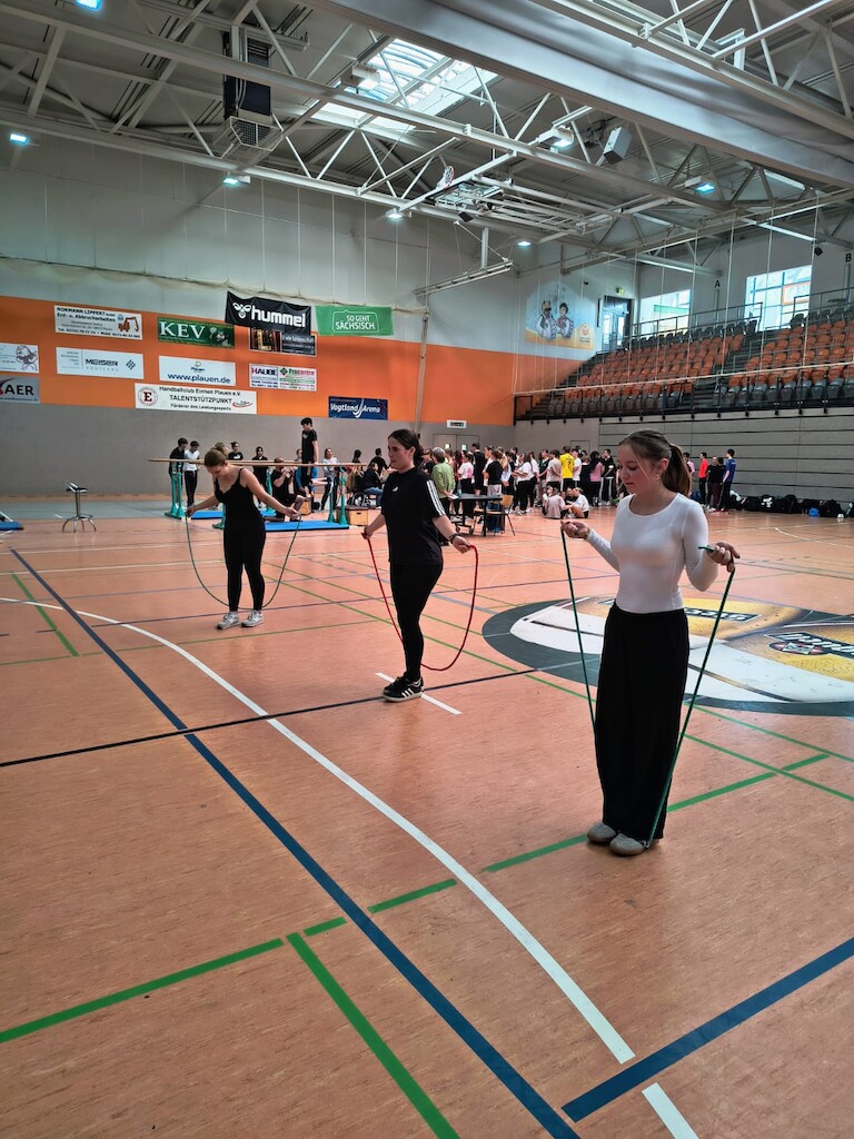Drei Schülerinnen sind bereit zum Seilspringen.