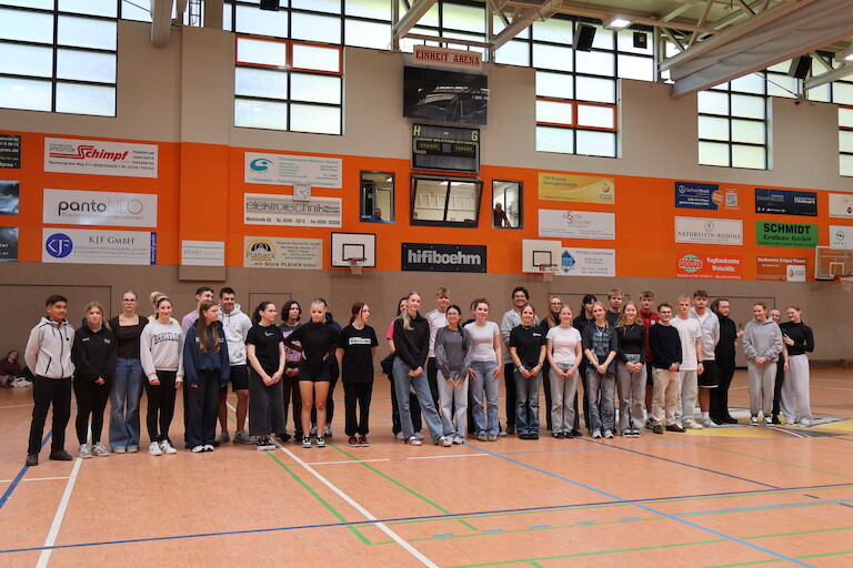 Die Siegermannchaften der sportlihen Wettbewerbe aufgestellt in der Halle.