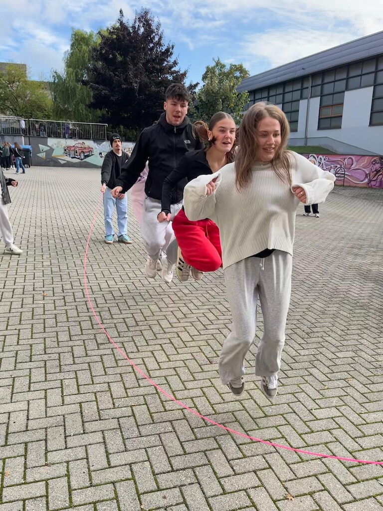 Die Sass-Schüler springen beim Langseil hoch.