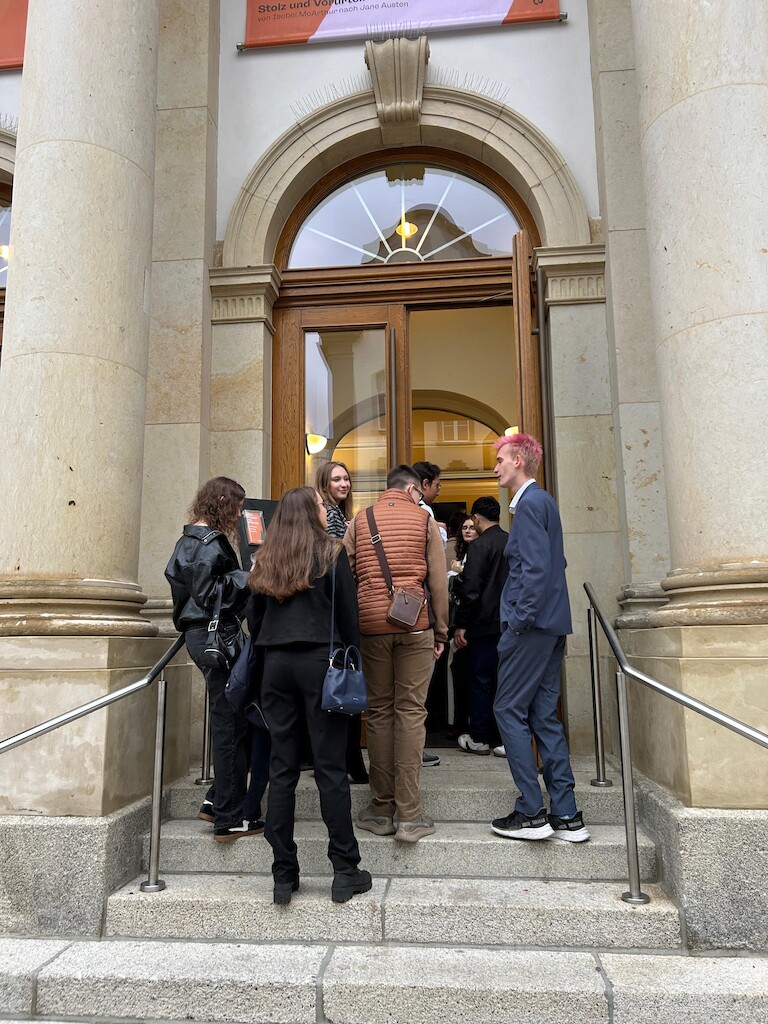 Die Schüler gehen durch die Tür ins Theater.