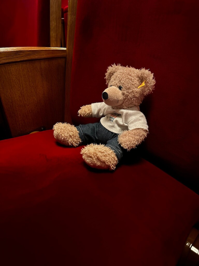 Auch unser Bär sitzt bereits auf dem seinen roten Platz.