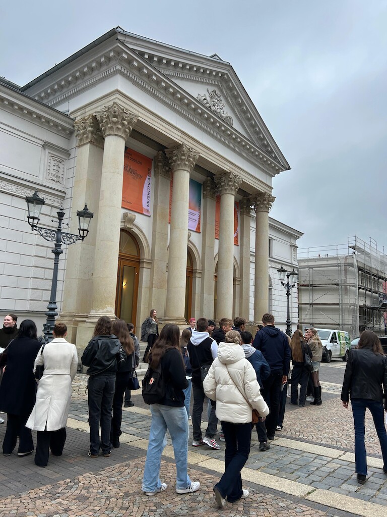 Die Schülerinnen und Schüler sind auf dem Weg zum Theater.
