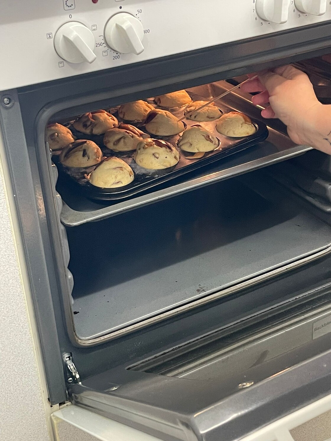 Das Muffinblech im Ofen.