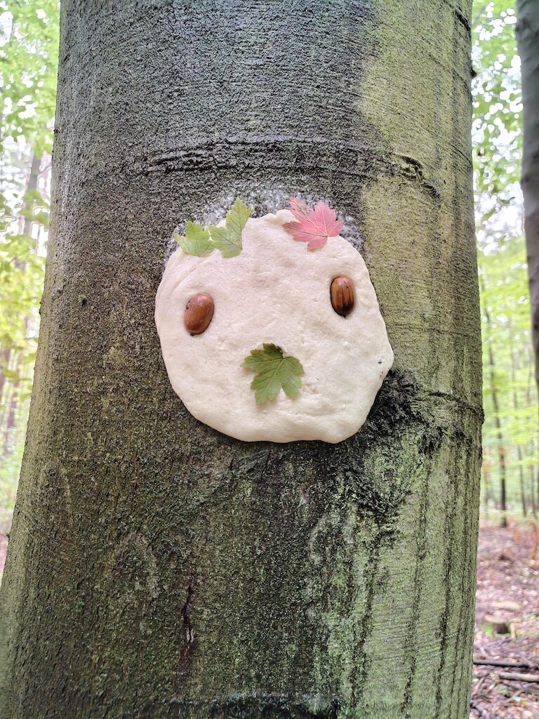 Ein Gesicht am Baum aus Salzteig geformt.