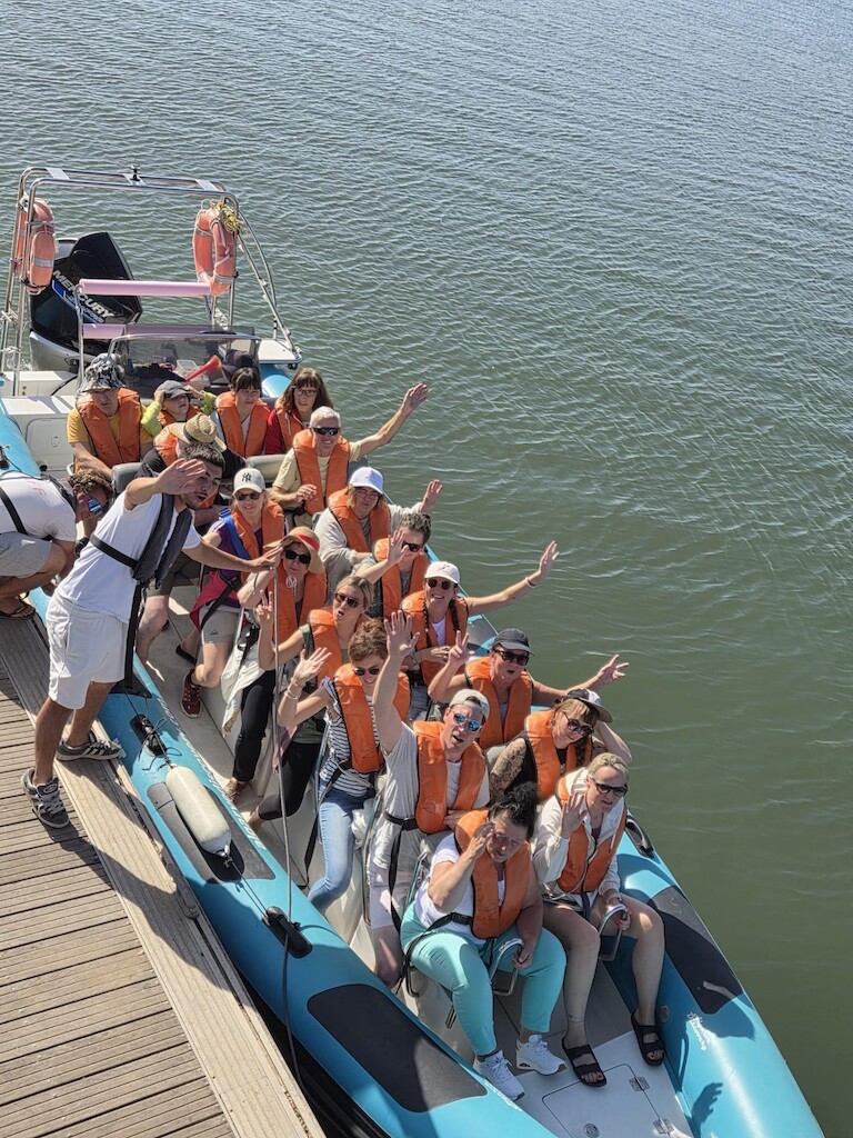 Die Erasmusgruppe sind im Boot und jubelt der Kamera zu.