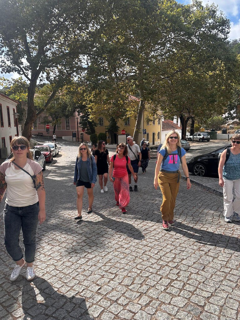 Die Gruppe erkundet die Stadt.