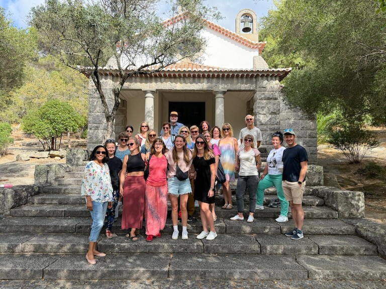 Die Erasmusgruppe im Gruppenbild vor einem Haus.