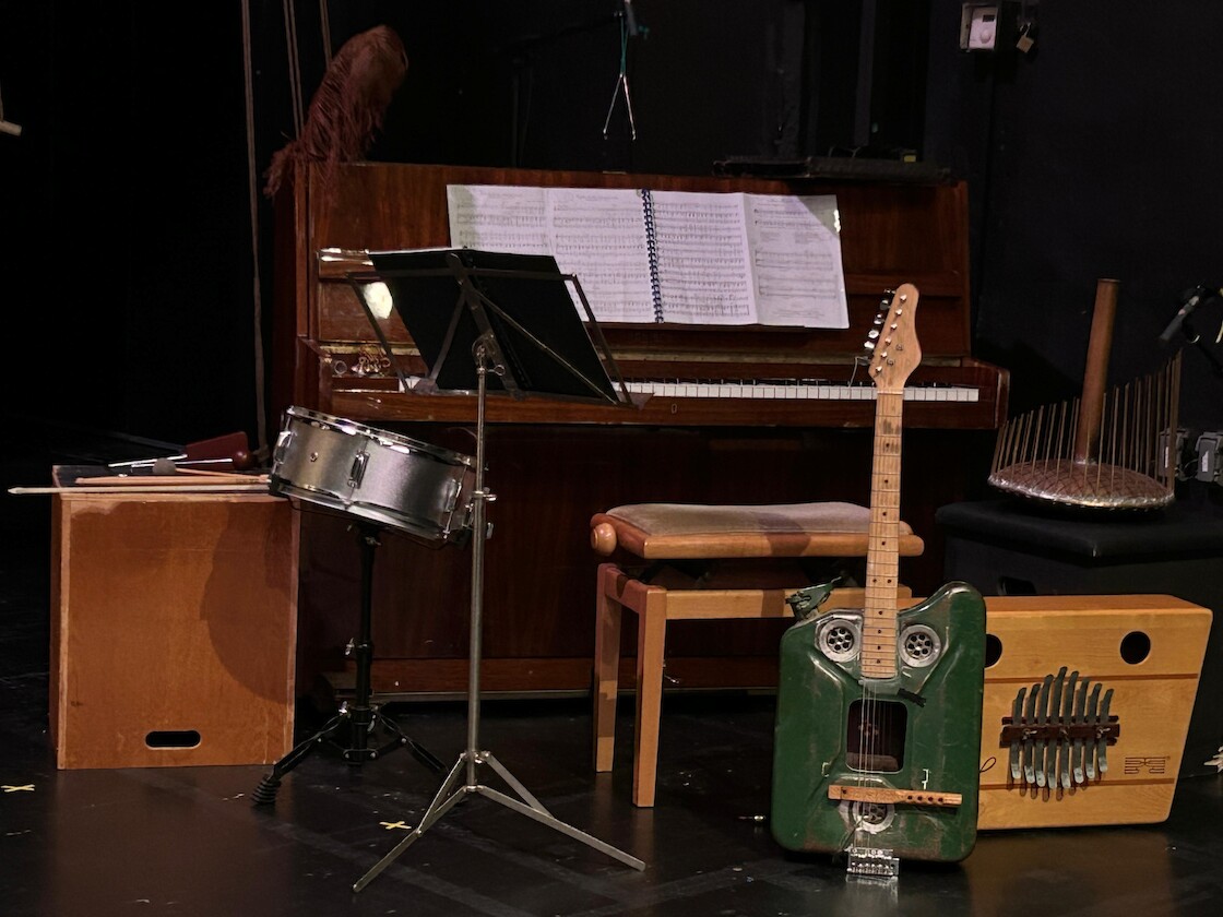 Die Bühne voller Musikinstrumente - u. a. Gitarre, Klavier