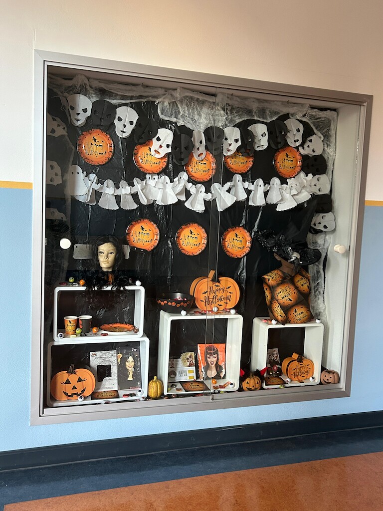 Das vollständige Gruselschaufenster.