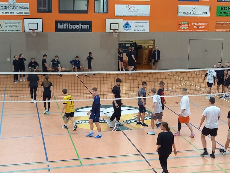 Nach dem Spiel wird sich fair am Netz abgeklatscht.