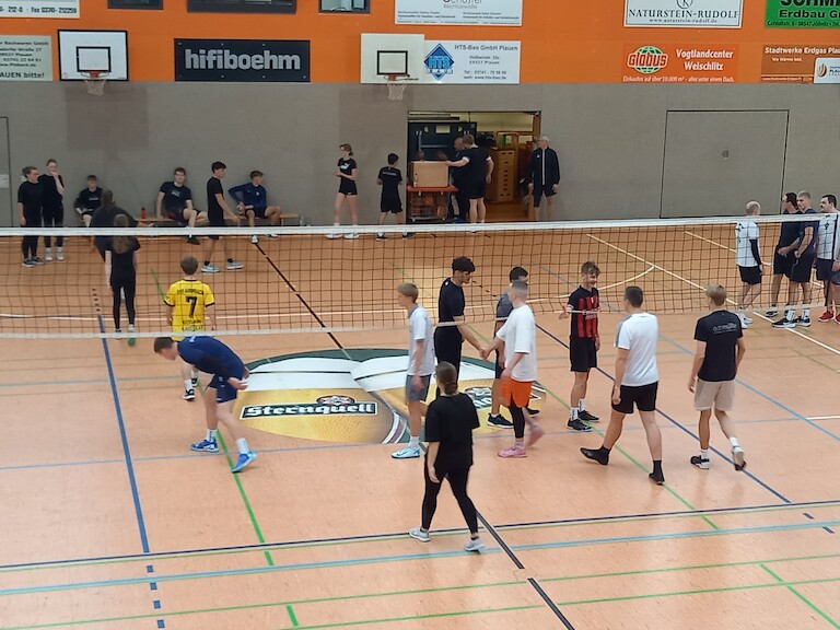 Nach dem Spiel wird sich fair abgeklatscht.