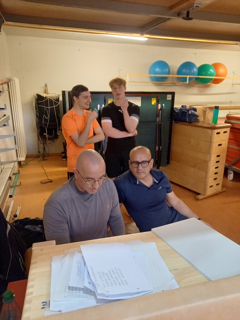 Die Ergebnisse werden von den Lehrern in den Laptop eingegeben.
