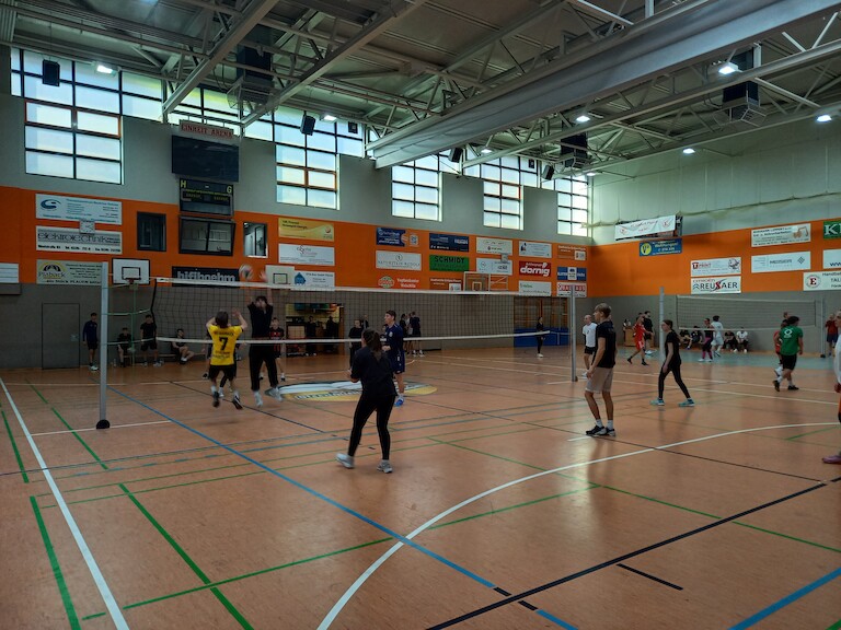 Schülerinnen und Schüler sind am Spielen.