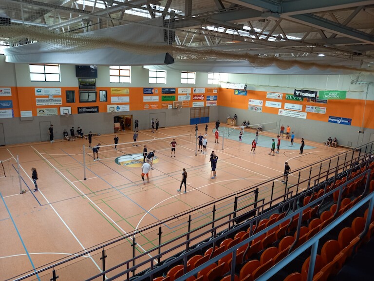 Schülerinnen und Schüler sind am Spielen mit Blick von der Tribüne.