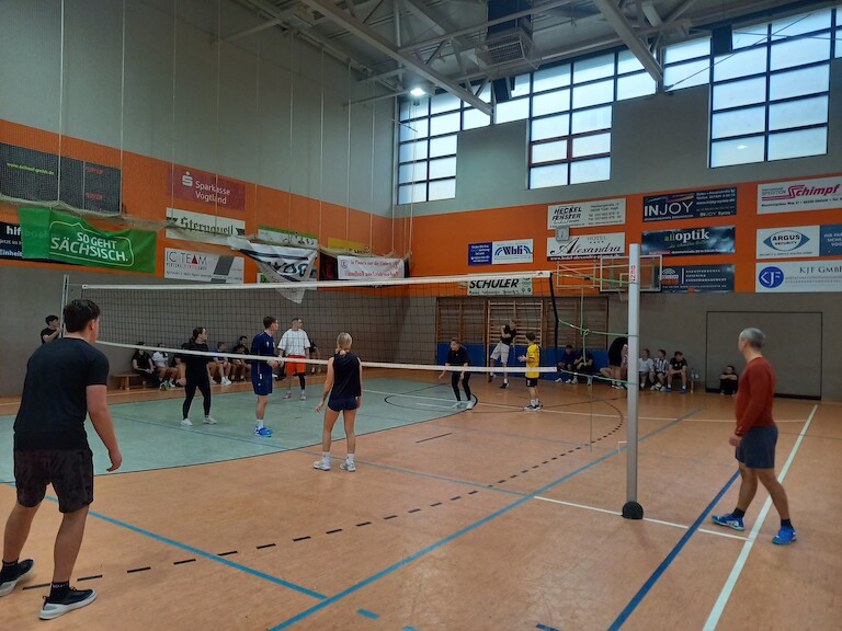 Schülerinnen und Schüler sind am Spielen.