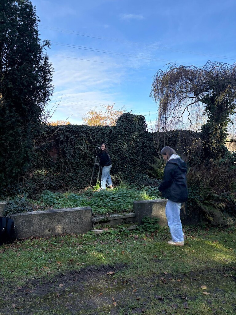 Die Schüler bei der Reinigungsarbeit.