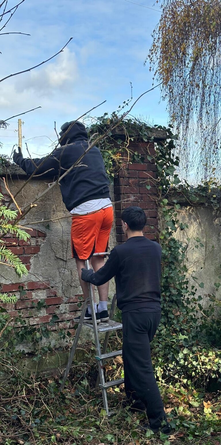 Die Schüler bei der Reinigungsarbeit.