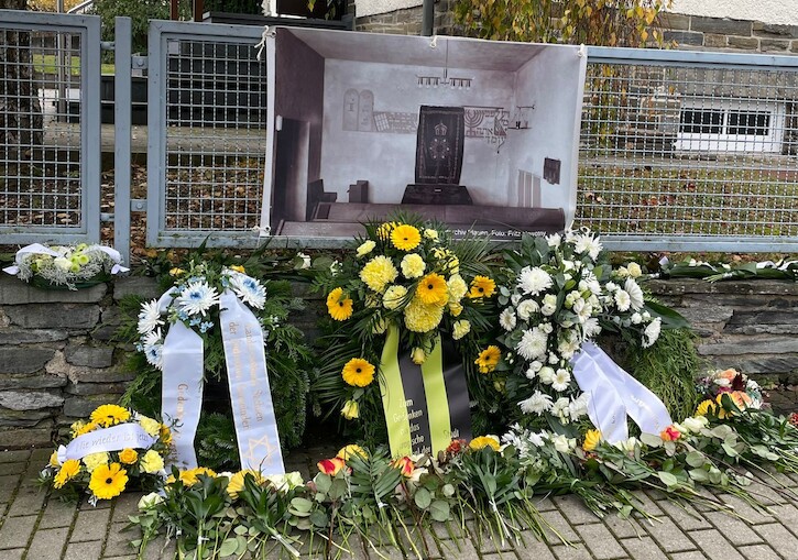Kränze liegen vor Denkmal