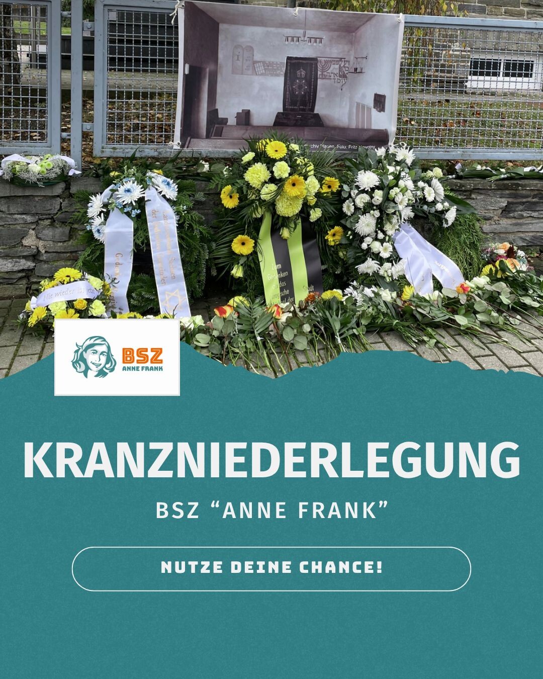 Die Kranzniederlegung vor dem Denkmal umrundet von der Farben und dem Logo der BSZ Anne Frank