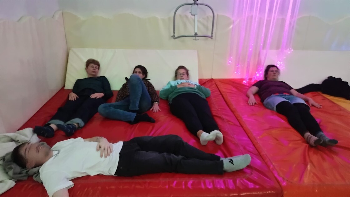 Schüler liegen in Snoezelenraum.