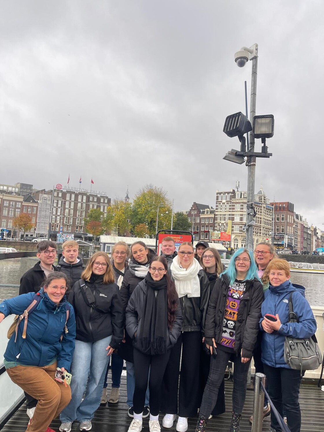 Schüler und Lehrer auf einem Boot.