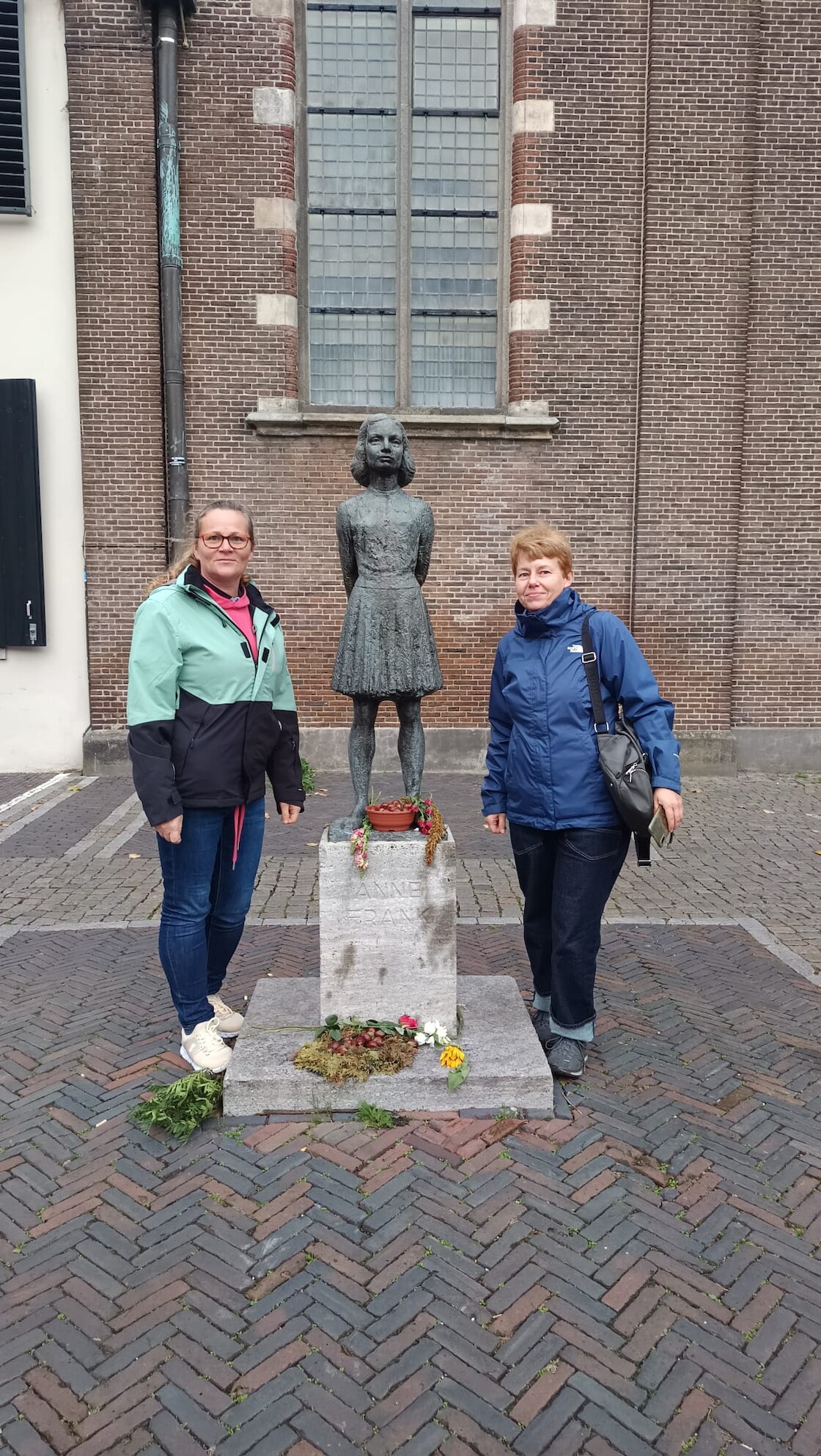 Die beiden Lehrerinnen neben der Anne Frank Statue.