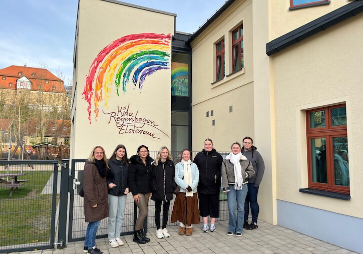Schülerinnen der EZ vor der Kita im Gruppenbild