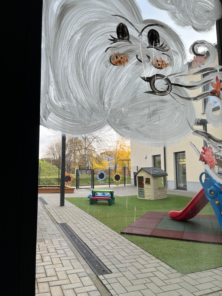 Der Blick in den Außenbereich der Kita.