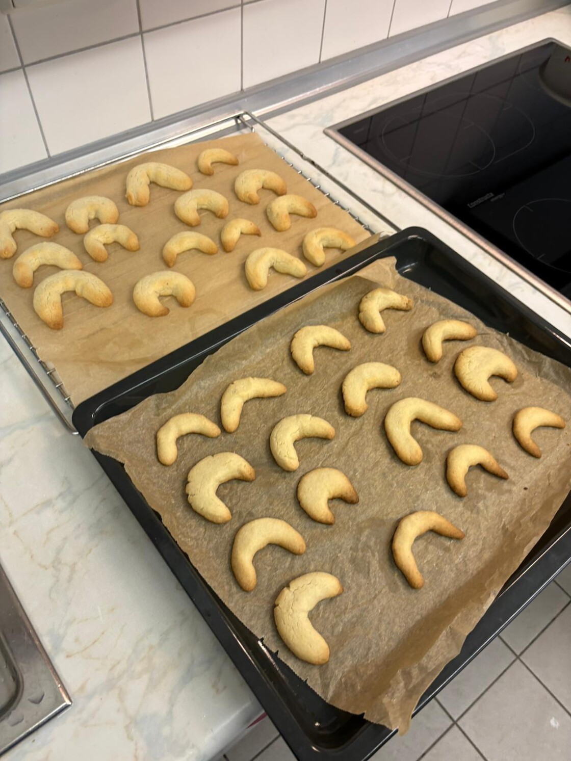 Fertige Plätzchen auf dem Blech.