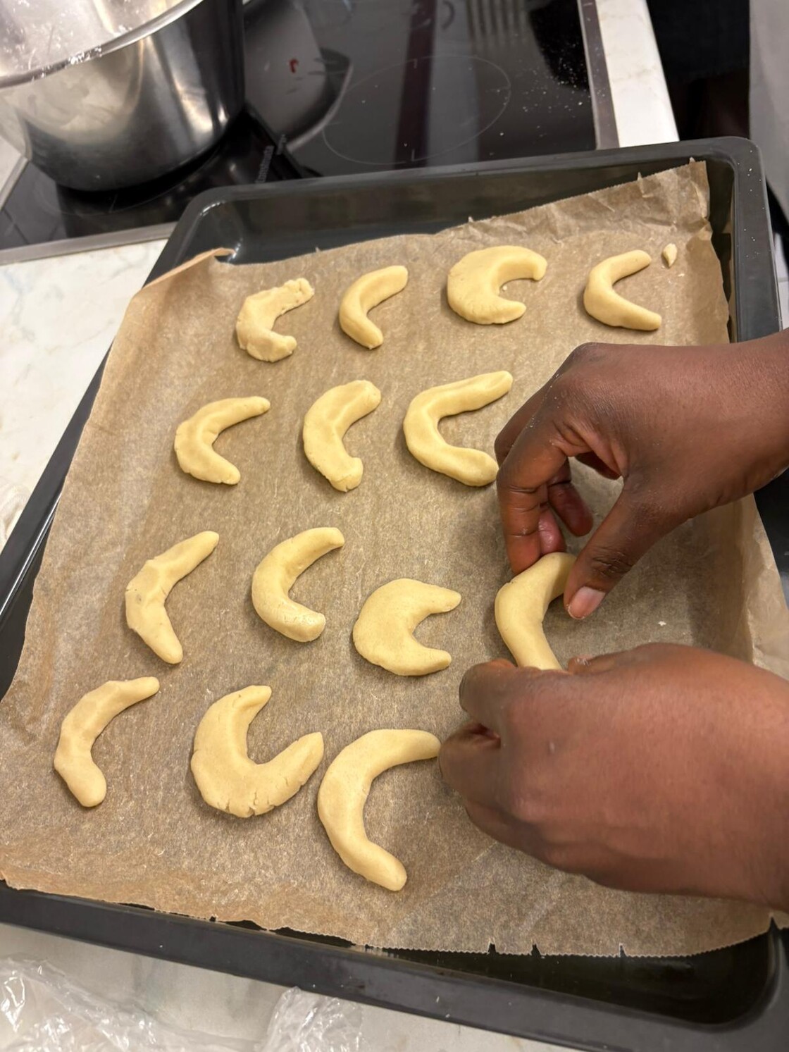 Plätzchen werden in Halbmondform auf dem Blech positioniert.