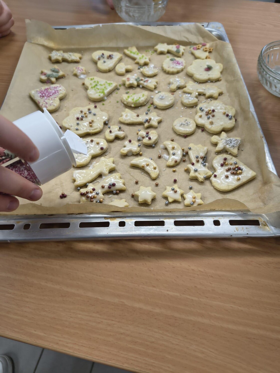Fertige Plätzchen werden verziert.