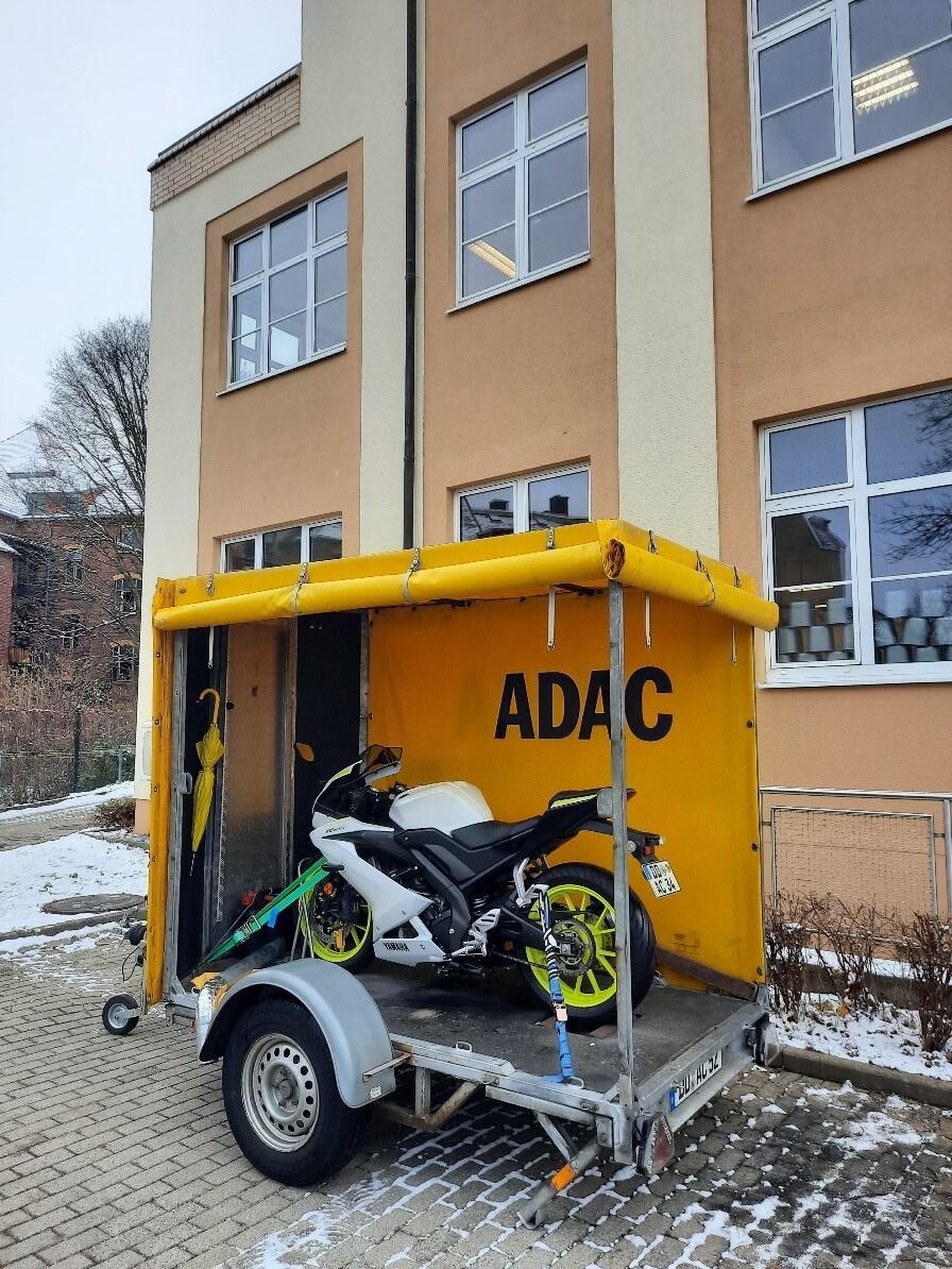 Das ADAC Motorrad auf dem Hänger.