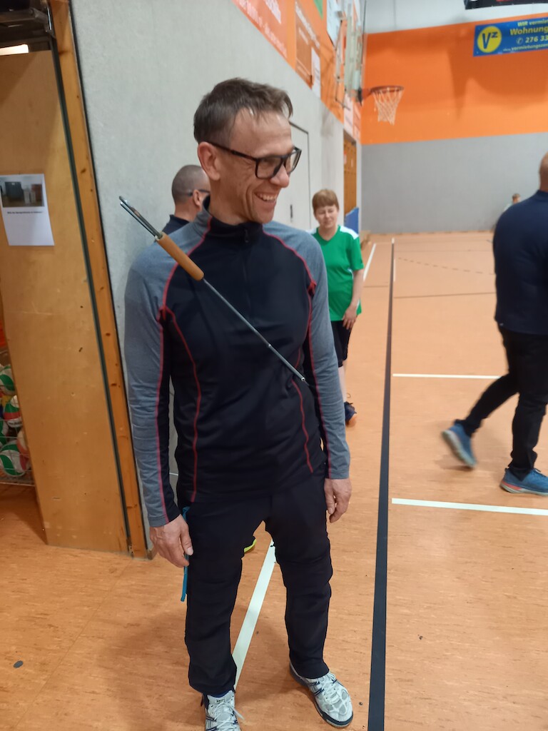 Ein Lehrer hat die Kurbel umgeschnallt.