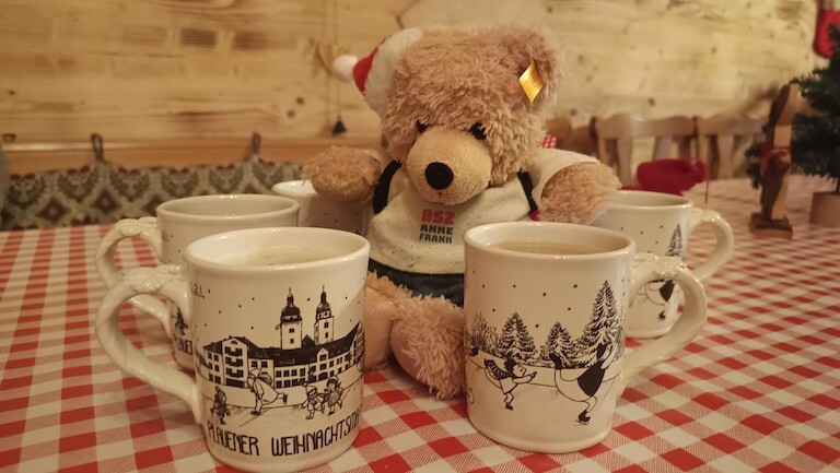 Unser Bär zwischen Tassen.