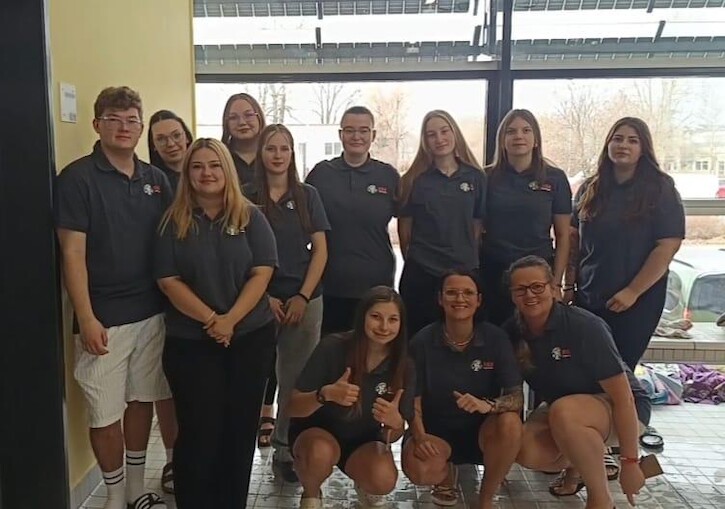 Eine Gruppenbild mit Auszubildenden und ihrer Lehrerin.
