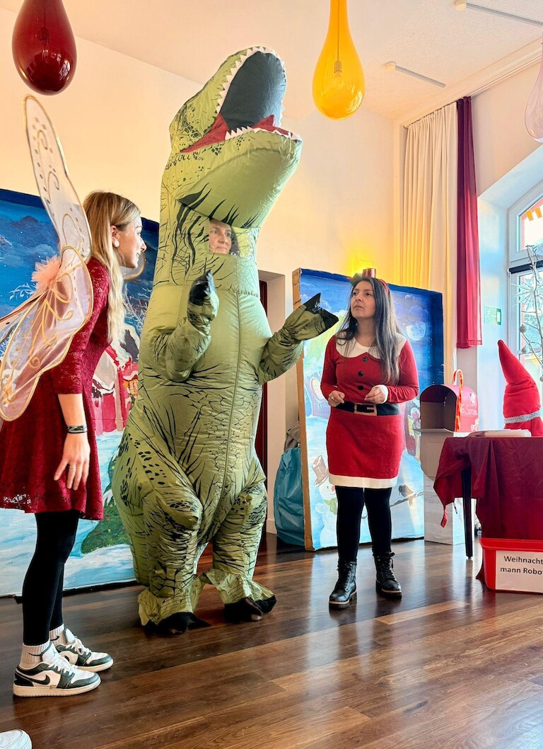 Der Dinosaurier und die Weihnachtselfen.