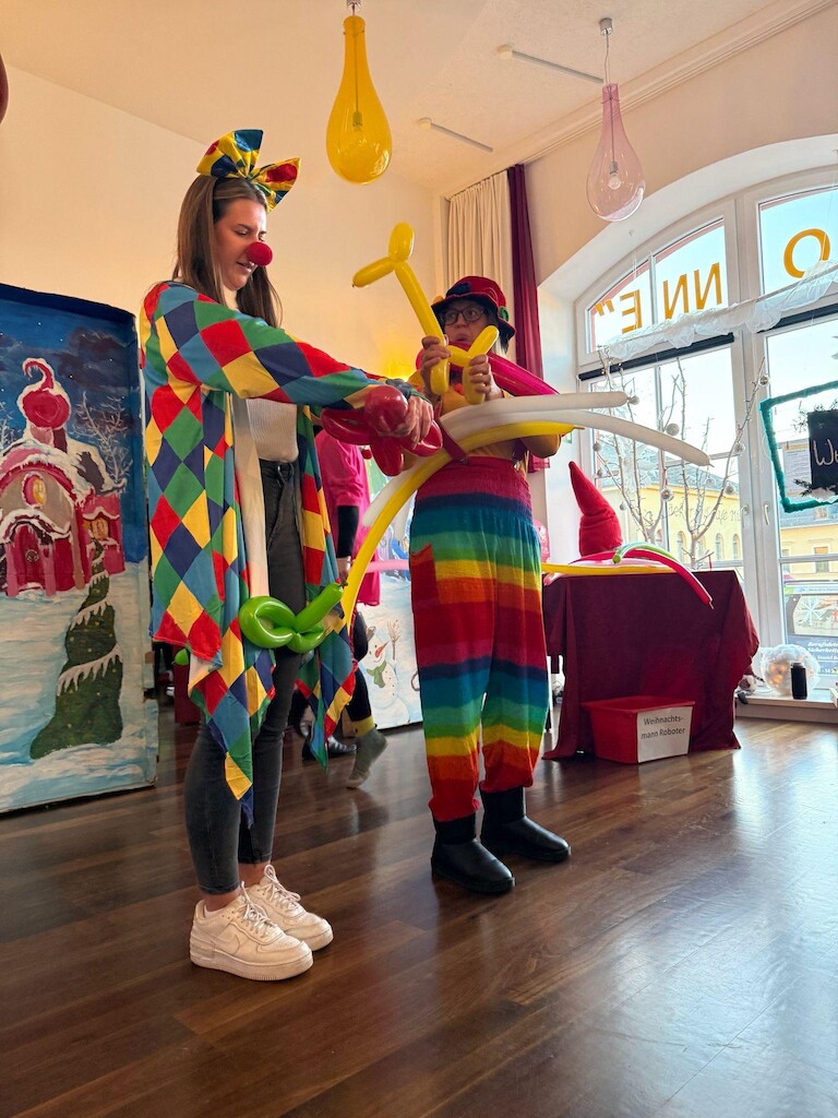 Die Clowns bauen eine Luftballontiere.