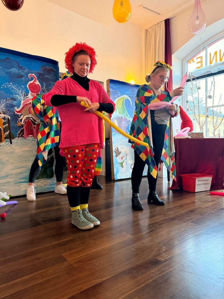 Clowns bauen Luftballontiere.