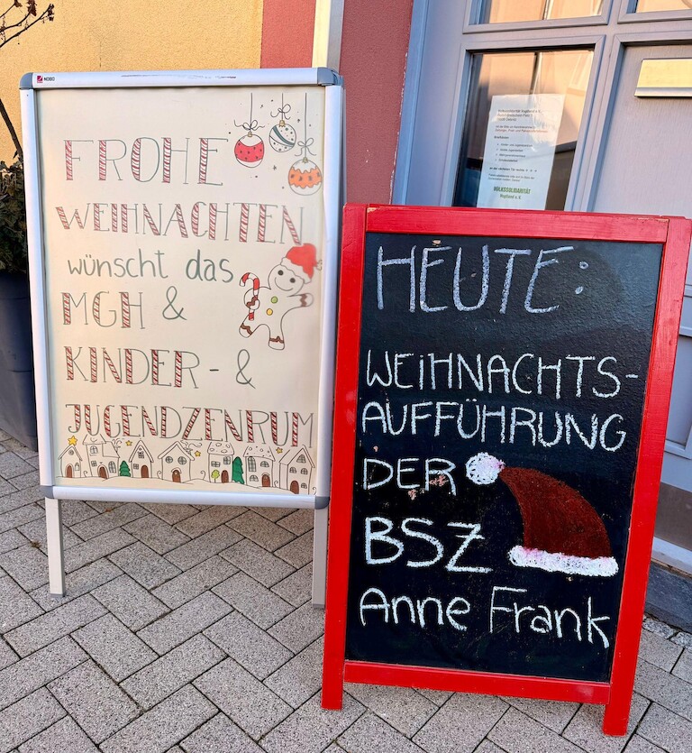 Die Aufsteller zur Veranstaltung der Weihnachtsaufführung der Bes BSZ Anne Frank.
