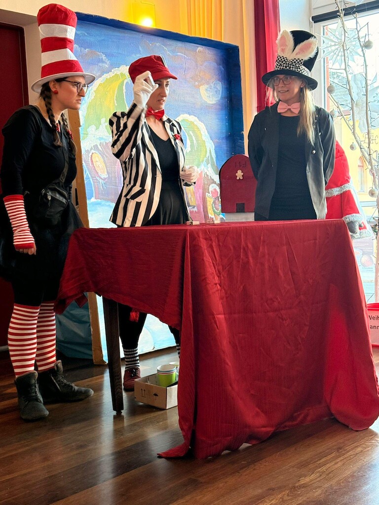Drei Zauberinnen auf der Bühne.