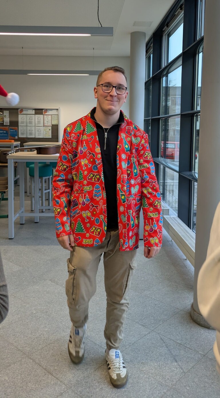 Ein Schüler in einer Weihnachtssakko.