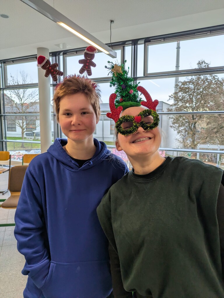 Zwei Schülerinnen mit dem Weihnachtskopfschmuck.