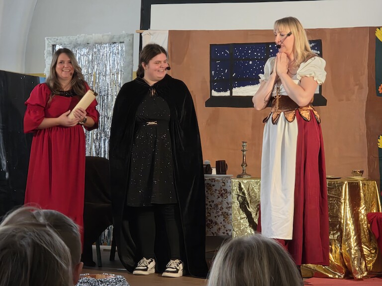 Schülerinnen und Schüler stehen auf der Bühne.