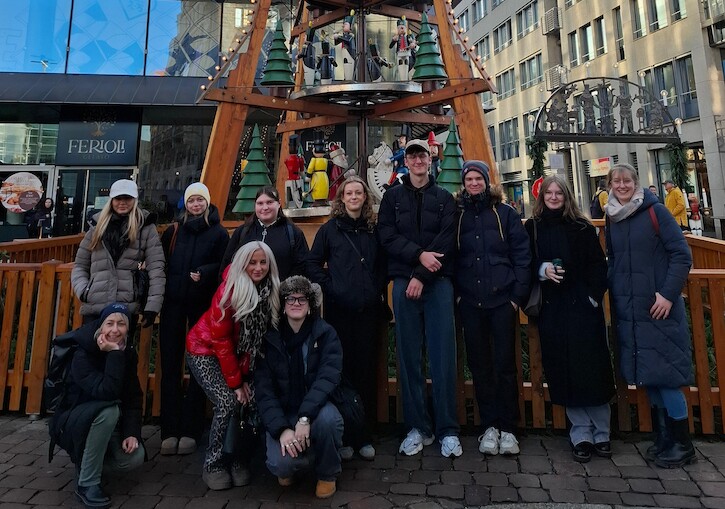 Die FOS 24 bei einem Gruppenbild vor der Weihnachtspyramide auf dem Weihnachtsmarkt in Chemnitz.