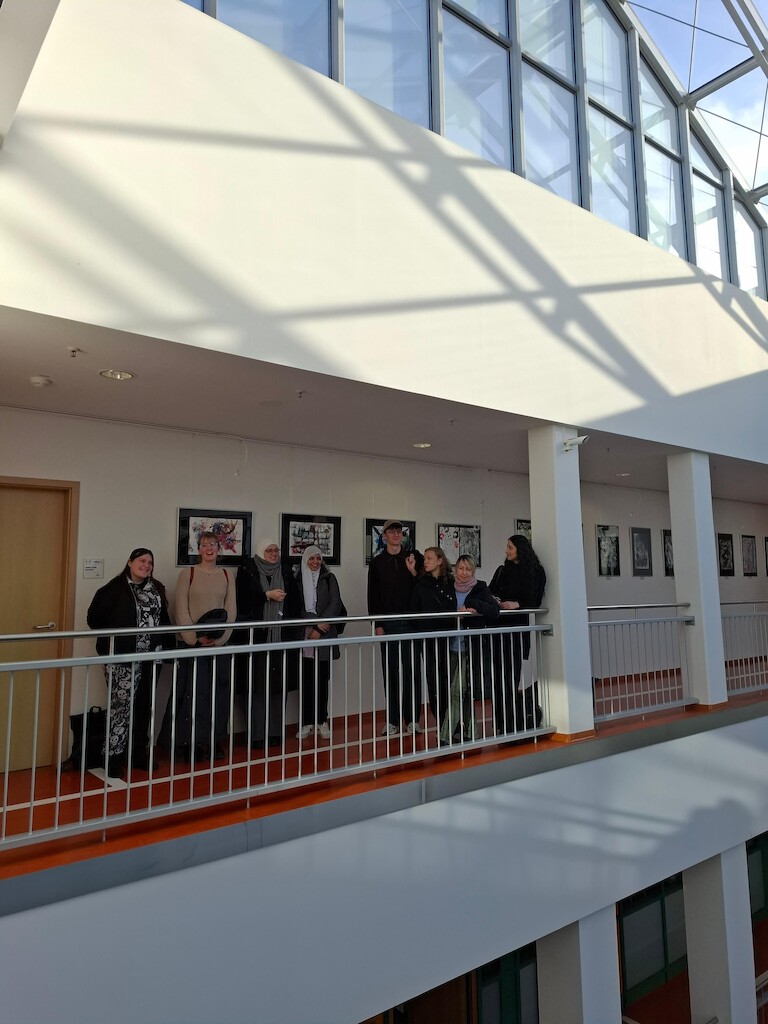 Gruppenbild der FOS 24 in der Ausstellung Stefen Heyms.