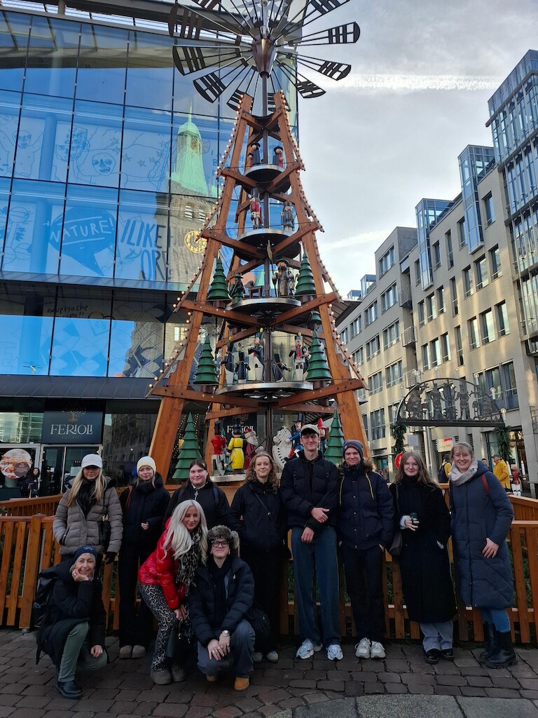 Die FOS 24 bei einem Gruppenbild vor der Weihnachtspyramide auf dem Weihnachtsmarkt in Chemnitz.