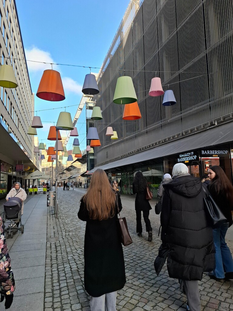 Die Schülerinen und Schüler spazieren durch die Füßgängerzone in Chemnitz.