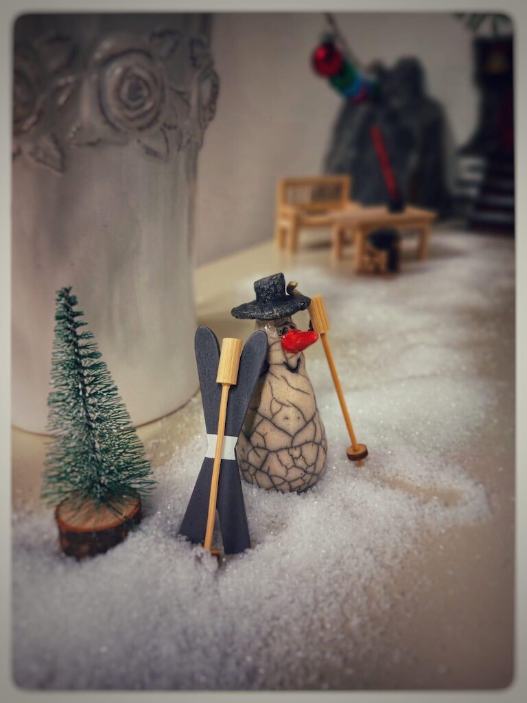 Modell eines Schneemanns mit Skiern.