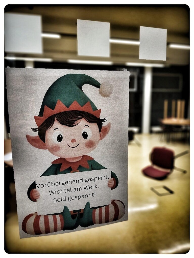 Unser Wichel hält ein Schild hoch mit: 