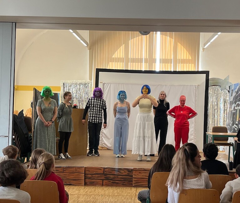 Die Schauspielenden stehen in einer Reihe auf der Bühne.